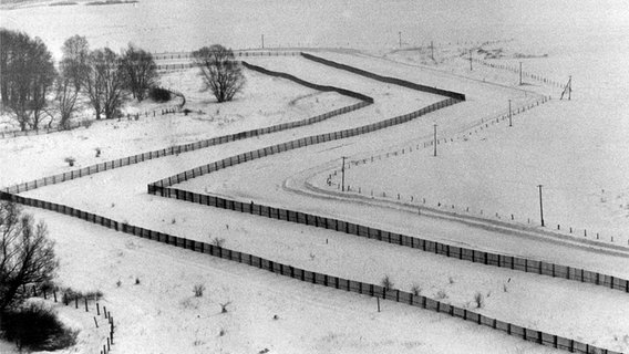 Blick auf die Grenzanlagen der DDR nach den erneuten starken Schneefällen, aufgenommen am 21. Februar 1979 bei Büchen (Schleswig-Holstein). © picture-alliance / dpa 