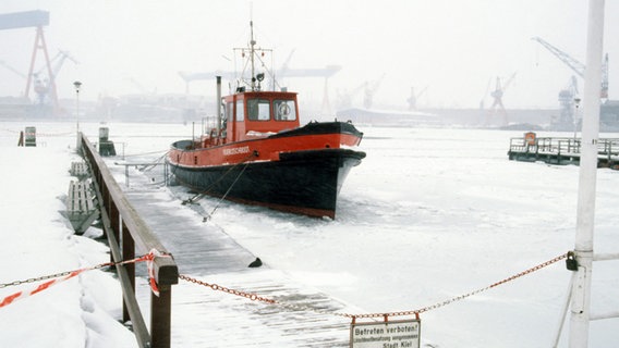 Der Hafen in Kiel ist Anfang 1979 komplett zugefroren. © picture-alliance / dpa 