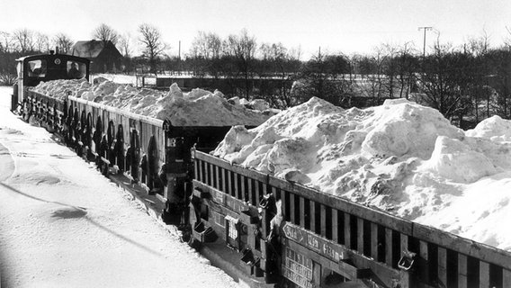 Im Februar 1979 erreichen mit Schnee gefüllte Waggons Heide in Holstein. Von dort aus wird die weiße Pracht in eine Sandkuhle nach Weddingstedt transportiert. © picture-alliance / dpa 