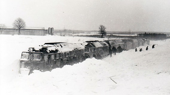 Ein Zug bleibt im Winter 1979 bei Lubmin in den Schneemassen stecken und wird von Freiwilligen ausgegraben © NDR Foto: Dieter Wulff
