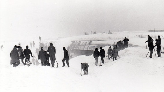 Freiwillige graben im Winter 1979 einen im Schnee stecken gebliebenen Zug aus. © NDR Foto: Dieter Wulff