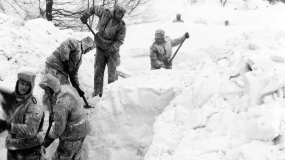 Einsatzkräfte beim Schneeschaufeln auf Rügen. © NDR Foto: Marlies Schumacher