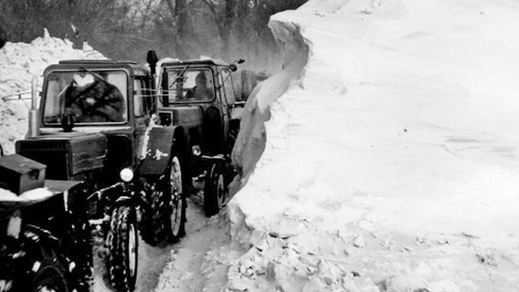 Traktoren fahren durch Schneemassen im Winter 1979. © NDR Foto: Martina Hamann