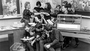 Eine Unterrichtsstunde in Naturkunde mit lebenden Vögeln in Käfigen in der Freiligrathschule im Frankfurt am Main (60er-Jahre) © dpa-Report Foto: Kurt Zarski