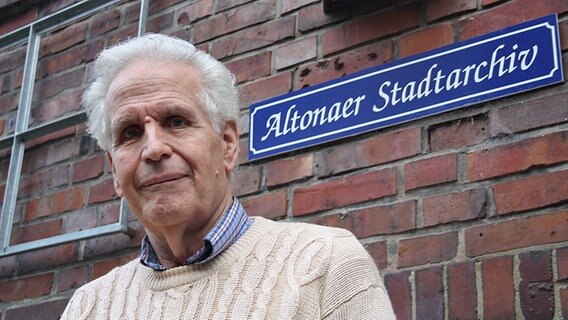 Wolfgang Vacano, Vorsitzender des Vereins Altonaer Stadtarchiv e.V. © NDR Foto: Oliver Diedrich