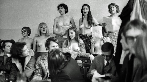 Studentinnen protestieren im Dezember 1968 oben ohne in einem Hamburger Gerichtssaal.  Foto: Kai Greiser