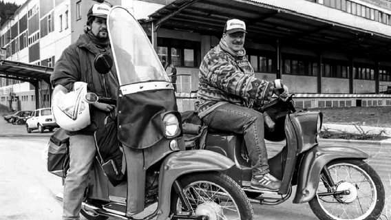 Moped-Piloten sitzen auf ihren sogenannten Schwalben aus der DDR-Produktion des Simson-Werkes vor dem Produktionsgebaeude im thüringischen Suhl. © dpa/Zentralbild Foto: Heinz Hirndorf