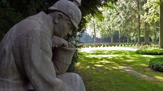 Grabmal eines im Ersten Weltkrieg gefallen Soldaten mit Kriegsgräbern im Hintergrund auf dem Friedhof in Hamburg-Ohlsdorf © NDR Foto: Irene Altenmüller