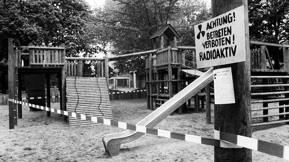 Ein Spielplatz in Berlin ist im Mai 1986 nach der Tschernobyl-Katastrophe gesperrt © imago Foto: Jürgen Ritter