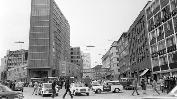 Polizeiwagen stehen nach dem Anschlag der RAF am 19.05.1972 vor dem Springer-Verlagshaus in Hamburg. © picture-alliance/dpa Foto: Werner Baum