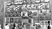 Eine Plakatwand mit Wahlplakaten des deutschen Blocks (CDU und SPD) und des Südschleswigschen Wählerverbands (SSW) für die Gemeindewahlen in Schleswig-Holstein, aufgenommen am 24.10.1948 in Flensburg. © picture alliance / dpa-Report 