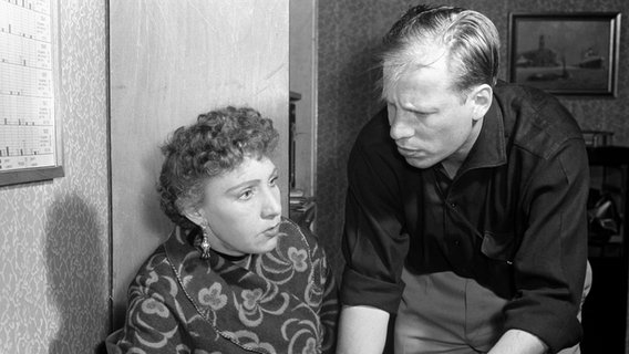 Regisseur Jürgen Roland bei den Dreharbeiten zu der Stahlnetz-Folge "Die Tote im Hafenbecken" (1958), links: Christa Siems © NDR 
