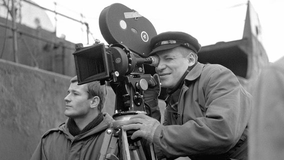 Regisseur Jürgen Roland an der Kamera bei den Dreharbeiten zu der Stahlnetz-Folge "In jeder Stadt" (1962) Regisseur Jürgen Roland an der Kamera bei den Dreharbeiten zu der Stahlnetz-Folge "In jeder Stadt" (1962) © NDR