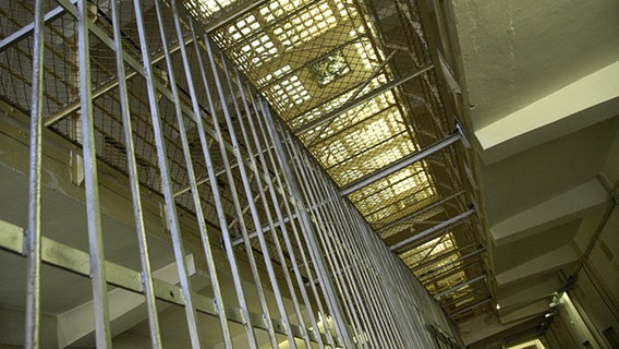 Gitter zwischen den Stockwerken, Gedenkstätte Stasi Untersuchungsgefängnis, Rostock © NDR Foto: Nils Zurawski