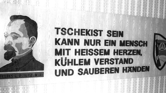 Leitspruch in der Stasi-Zentrale in Rostock.  Foto: Bernd Zittlau