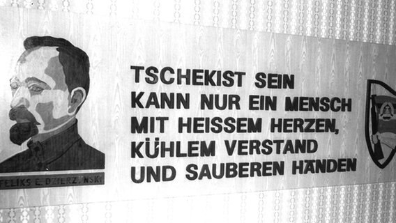 Leitspruch in der Stasi-Zentrale in Rostock.  Foto: Bernd Zittlau