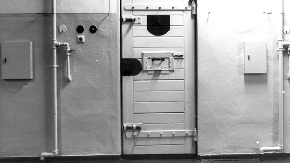 Zellentür im Untersuchungsgefängnis in der Stasi-Zentrale in Rostock.  Foto: Bernd Zittlau