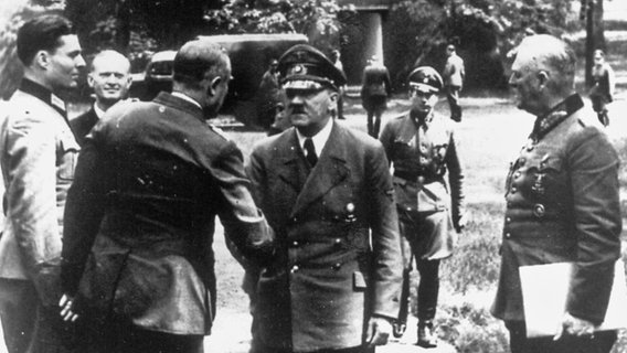Hitler begrüßt General Fromm im Hauptquartier in der Wolfsschanze. Llinks im Bild Schenk Graf Stauffenberg, rechts Generalfeldmarschall Keitel © picture-alliance / akg-images 