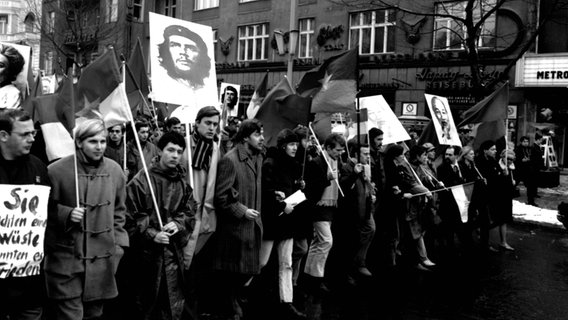 Studenten protestieren im Februar 1968 in Berlin gegen den Vietnamkrieg und tragen Bilder von Ho-Chi-Min und Che Guevara. © picture alliance/dpa Foto: Klaus Rose