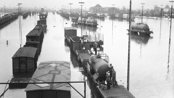 Überflutete Gleise am Rangierbahnhof Wilhelmsburg 1962 © NDR Foto: Edith Vasicek