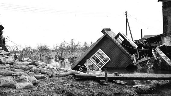Kaputtes Haus in Hamburg-Finkenwerder nach der Sturmflut 1962. © NDR/Kurt Wagner 