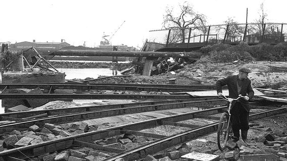 Deichbruch an der Harburger Chaussee in Hamburg-Wilhelmsburg nach der Sturmflut 1962. © NDR Foto: Günther Hachmeister