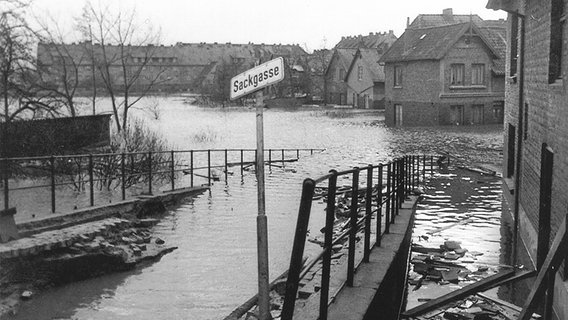 Überflutete Straßen Steendieck/Am Brack in Hamburg-Finkenwerder nach der Sturmflut 1962. © NDR/Thea Kuhlenkamp 