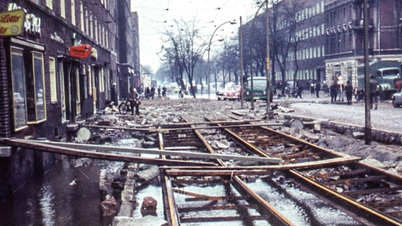 Zerstörte Straßenbahngleise an der Haltestelle Georg-Wilhelm-Straße in Wilhelmsburg nach der Sturmflut 1962. © NDR Foto: Karl-Heinz Pump