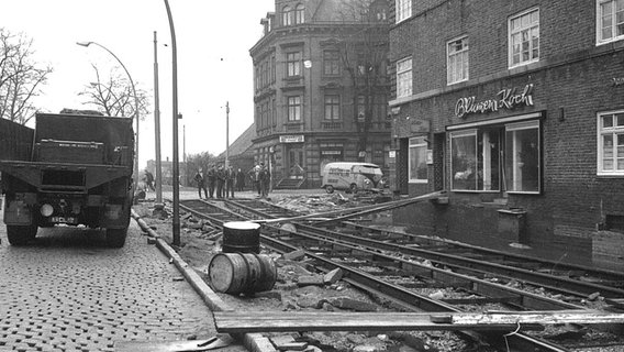 Unterspülte Straßenbahngleise in der Georg-Wilhelmstraße, Ecke Vogelhüttendeich in Hamburg-Wilhelmsburg nach der Sturmflut 1962. © NDR Foto: Günther Hachmeister