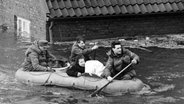Mit einem Schlauchboot retten Helfer 1962 Einwohner im von der Sturmflut überschwemmten Hamburg. © picture-alliance Foto: Gerd Herold
