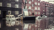 Zu einem Berg aufgetürmte Autos in Wilhelmsburg nach der Sturmflut von 1962. © NDR Foto: Karl-Heinz Pump