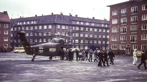 Hubschrauber der Bundeswehr in Wilhelmsburg nach der Sturmflut von 1962 © NDR Foto: Karl-Heinz Pump