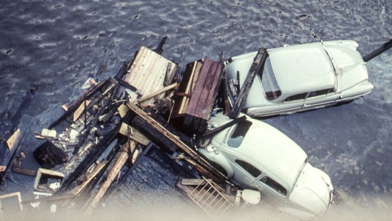 Zerstörte Autos in der Veringstraße in Wilhelmsburg nach der Sturmflut 1962. © NDR Foto: Karl-Heinz Pump