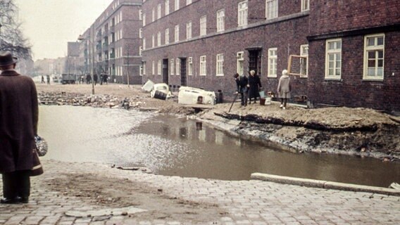 Zerstörte Straße in Wilhelmsburg nach der Sturmflut von 1962 © NDR Foto: Karl-Heinz Pump