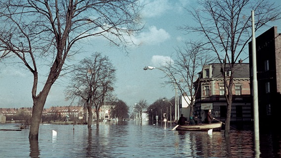 Überschwemmte Straße in Wilhelmsburg 1962 © NDR Foto: Hildegard Westphal