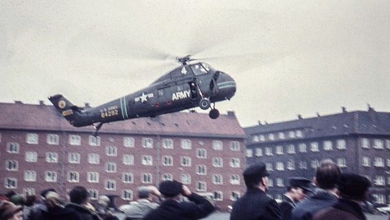 Ein US-Hubschrauber startet im Februar 1962 in Hamburg-Wilhelmsburg, um Sturmflutopfen zu helfen. © NDR Foto: Karl-Heinz Pump