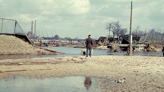 Großer Deichbruch in Wilhelmsburg, Ecke Georg-Wilhelm-Straße/Harburger Chaussee, nach der Sturmflut 1962. © NDR Foto: Karl-Heinz Pump