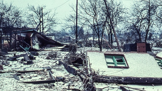 Zerstörte Behelfsheime in der Siedlung "Alte Landesgrenze" in Hamburg-Wilhelmsburg nach der Sturmflut 1962. © NDR Foto: Karl-Heinz Pump