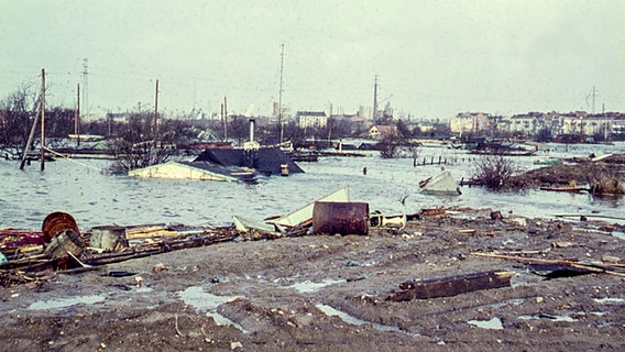 Überflutete Behelfsheime in der Siedlung "Alte Landesgrenze" in Hamburg-Wilhelmsburg nach der Sturmflut 1962. © NDR Foto: Karl-Heinz Pump