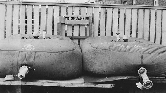 Behälter mit Trinkwasser an einer Straße in Hamburg-Wilhelmsburg nach der Sturmflut 1962. © NDR Foto: Hildegard Westphal