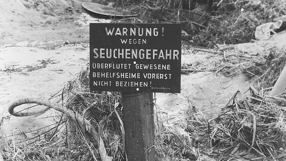 Schild mit Warnung vor Seuchengefahr in Hamburg-Wilhelmsburg nach der Sturmflut 1962. © NDR Foto: Hildegard Westphal