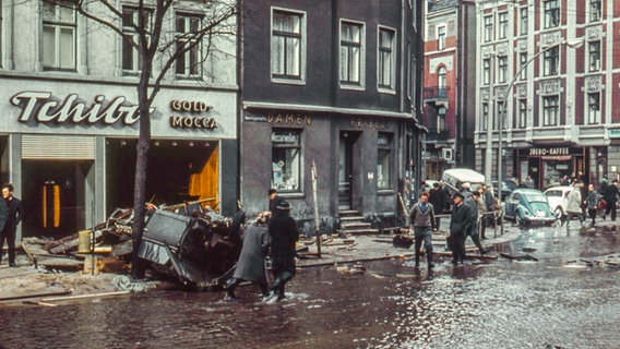 Blick auf eine überflutete Straße in Hamburg Wilhelmsburg nach der Sturmflut im Februar 1962. © NDR Foto: Karl-Heinz Pump