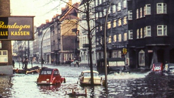 Blick auf eine überflutete Straße in Hamburg Willhelmburg © NDR Foto: Karl-Heinz Pump