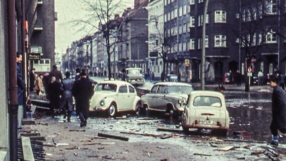 Blick auf eine überflutete Straße in Hamburg Wilhelmsburg nach der Sturmflut im Februar 1962. © NDR Foto: Karl-Heinz Pump