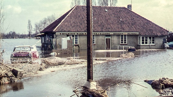 Blick auf die wasserumspülte Sportklause St. Pauli nach der Sturmflut im Febraur 1962. © NDR Foto: Karl-Heinz Pump