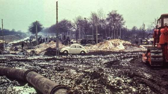 Zerstörte Straßen nach der Sturmflut in Hamburg im Februar 1962. © NDR Foto: Karl-Heinz Pump