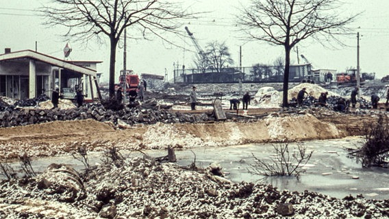 Zerstörte Straße an einer Hamburger Tankstelle nach der tTurmflut im Februar 1962. © NDR Foto: Karl-Heinz Pump