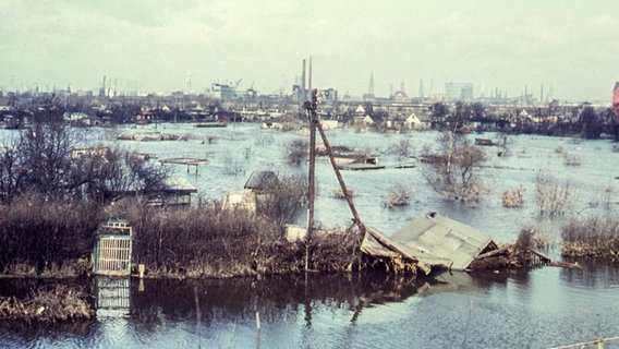 Überschwemmte Kleingarten-Siedlung in Hamburg nach der Sturmflut im Februar 1962. © NDR Foto: Karl-Heinz Pump