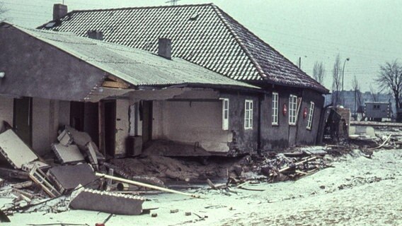 Zerstörtes Haus im Hamburger Stadtgebiet nach der Sturmflut 1962. © NDR Foto: Karl-Heinz Pump