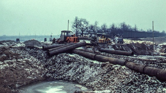 Baggerarbeiten an einem zerstörten Deich in Hamburg nach der Sturmflut im Februar 1962. © NDR Foto: Karl-Heinz Pump